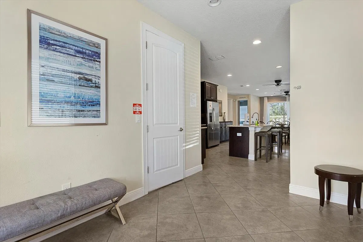 8 bed, 3401 sqft, $4,700 — Photo 1
