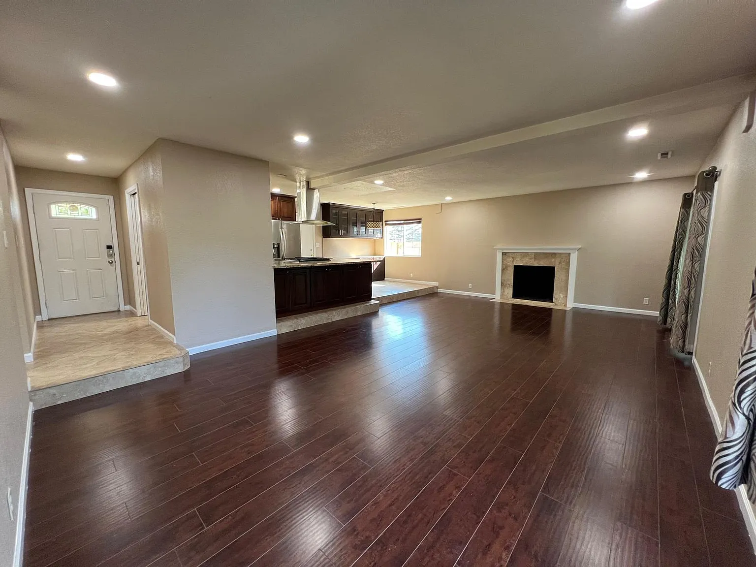 4 bed, 1566 sqft, $4,100 — Photo 2