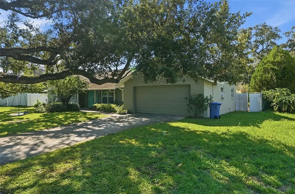 5 bed, 2.5 bath, 2600 sqft, $4,900 — Photo 4