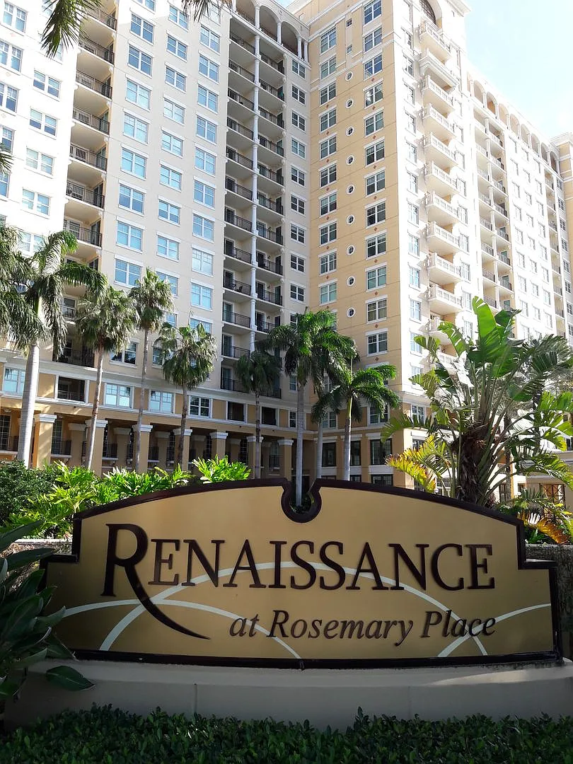 Seasonal or Beautifully remodeled 2/2 condo at The Renassance downtown Sarasota — Photo 1