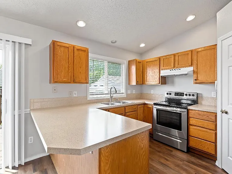 525 Ohio Ct — Photo 2