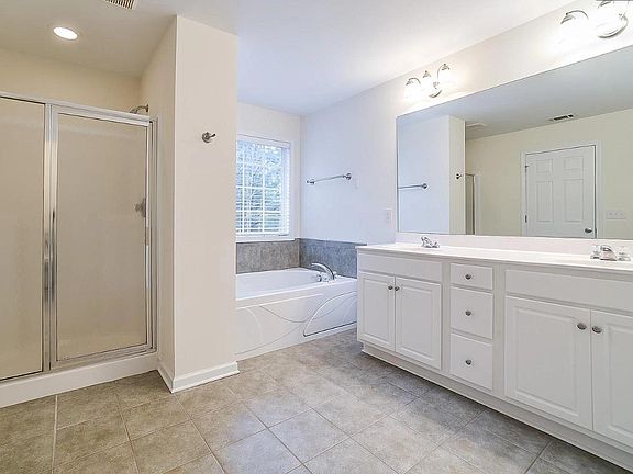 3rd image of 977 Park Hollow Way