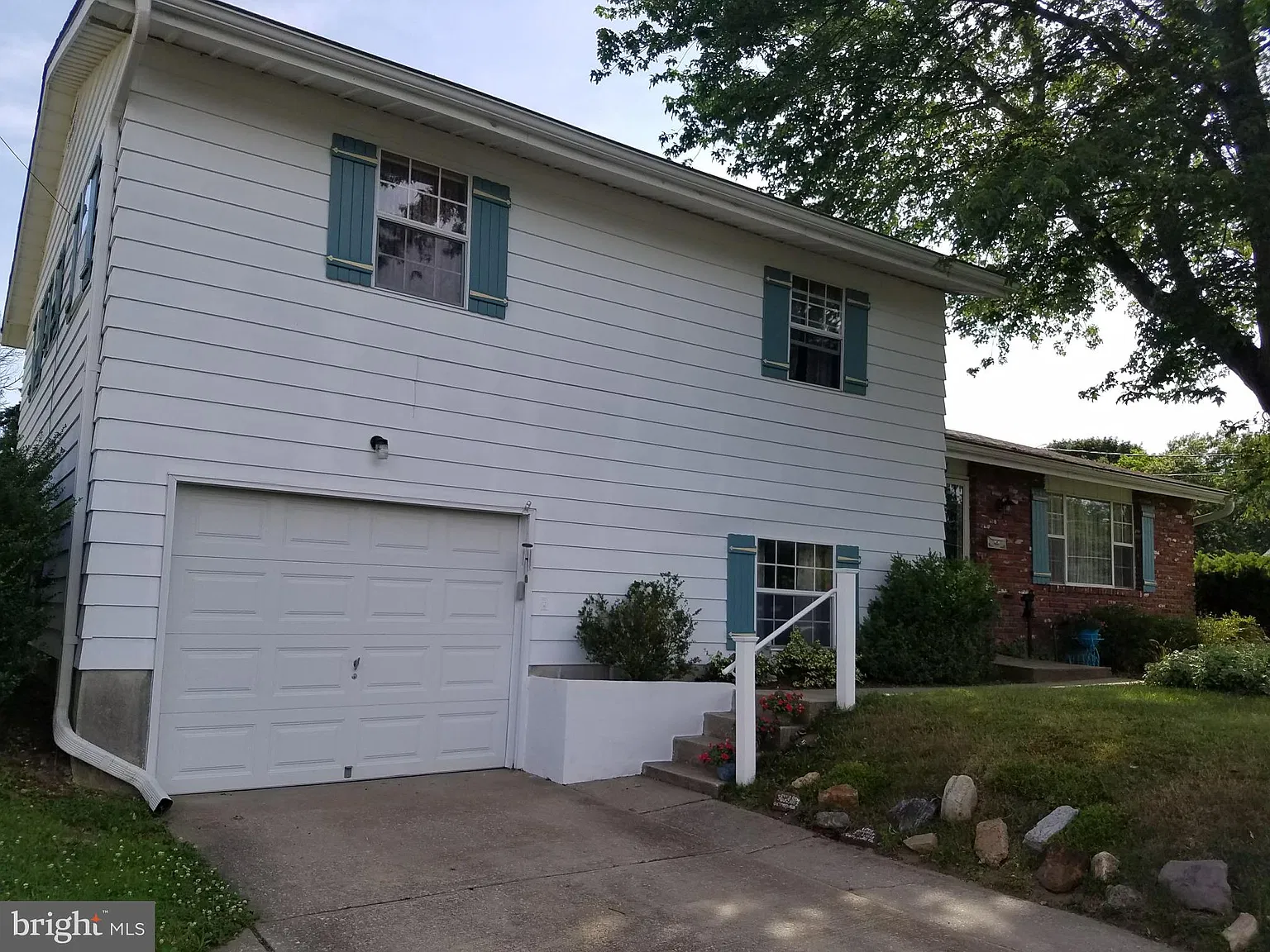 5 bed, 3.0 bath, 2020 sqft, $3,200 — Photo 2