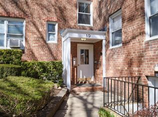 19 Edwards St APT 2F, Roslyn Heights, NY 11577