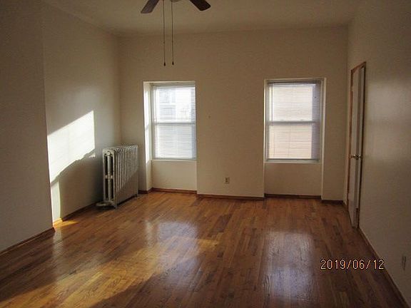 4th image of 927 Bedford Ave