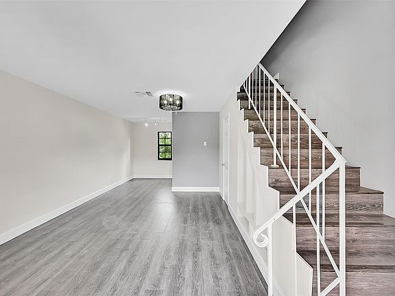 4th image of 905 NE 28th Street #202