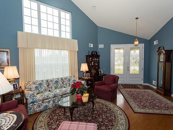 3rd image of 49 Enclave Blvd