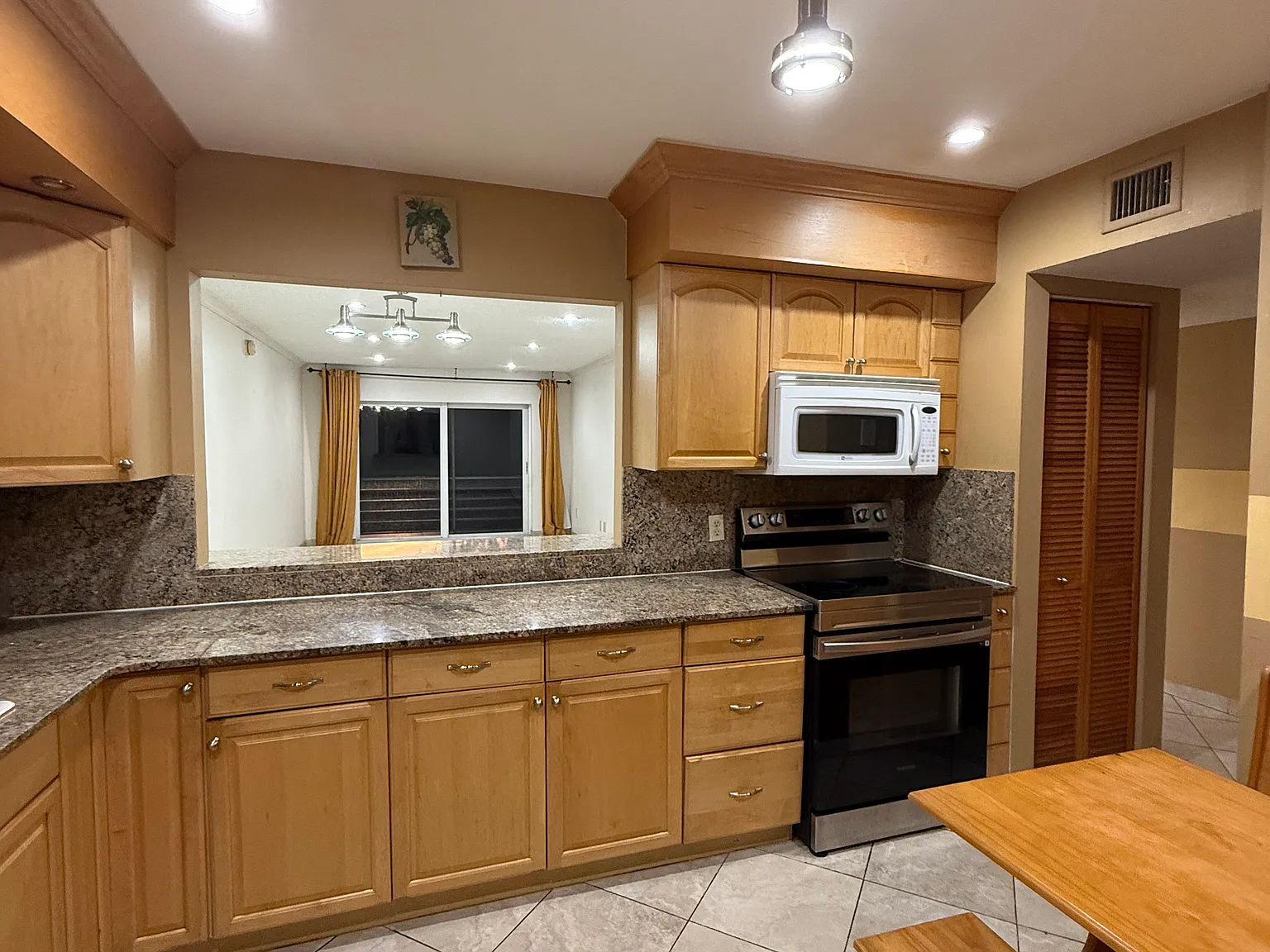 3 bed, 1225 sqft, $2,500 — Photo 3