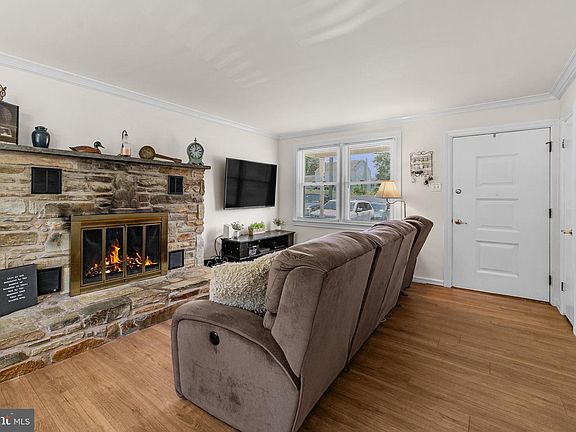 3rd image of 412 Woodbine Ave