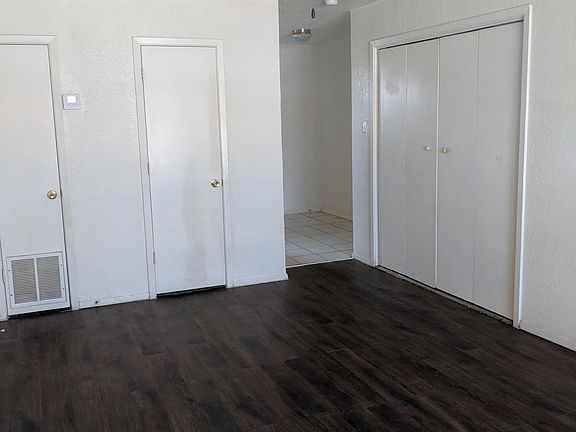 4th image of 1110 Leslie Cir