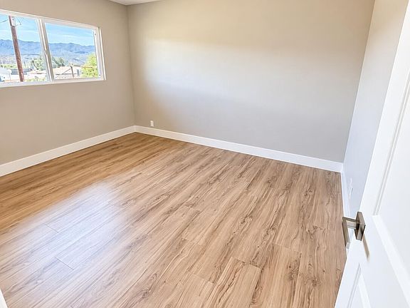 5th image of 301 W BRISTOL Road