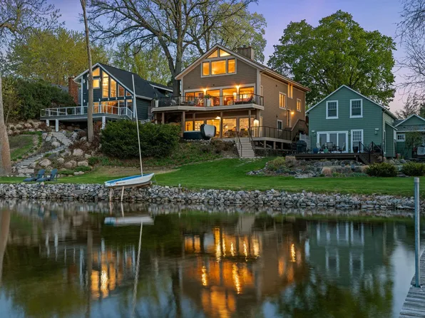 178 Peninsula Rd, Medicine Lake, MN 55441