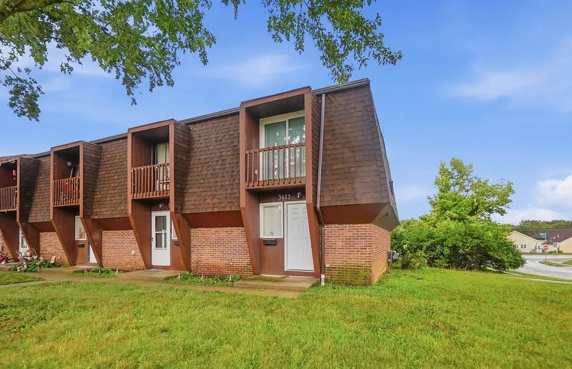2 bed, 1.5 bath, 1057 sqft, $1,200 — Photo 1