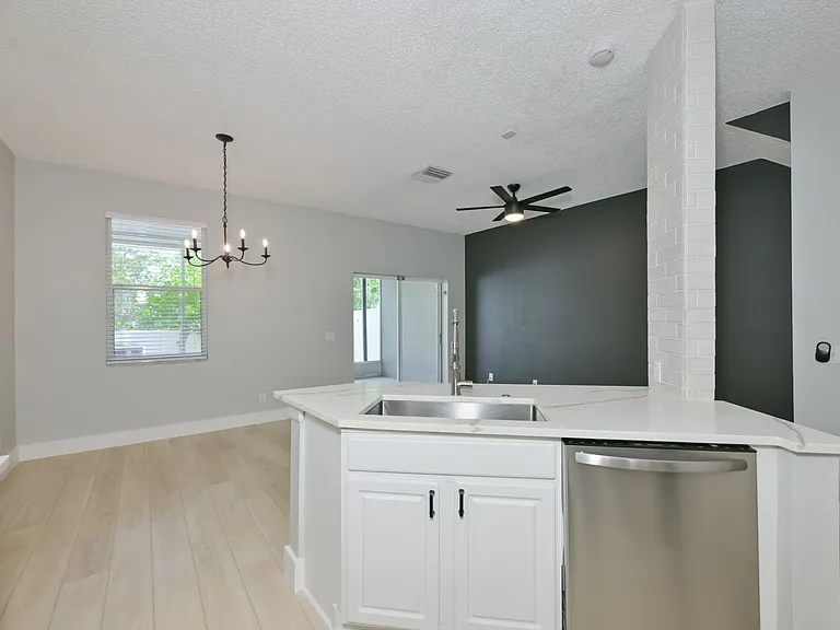 671 Vallance Way NE — Photo 9