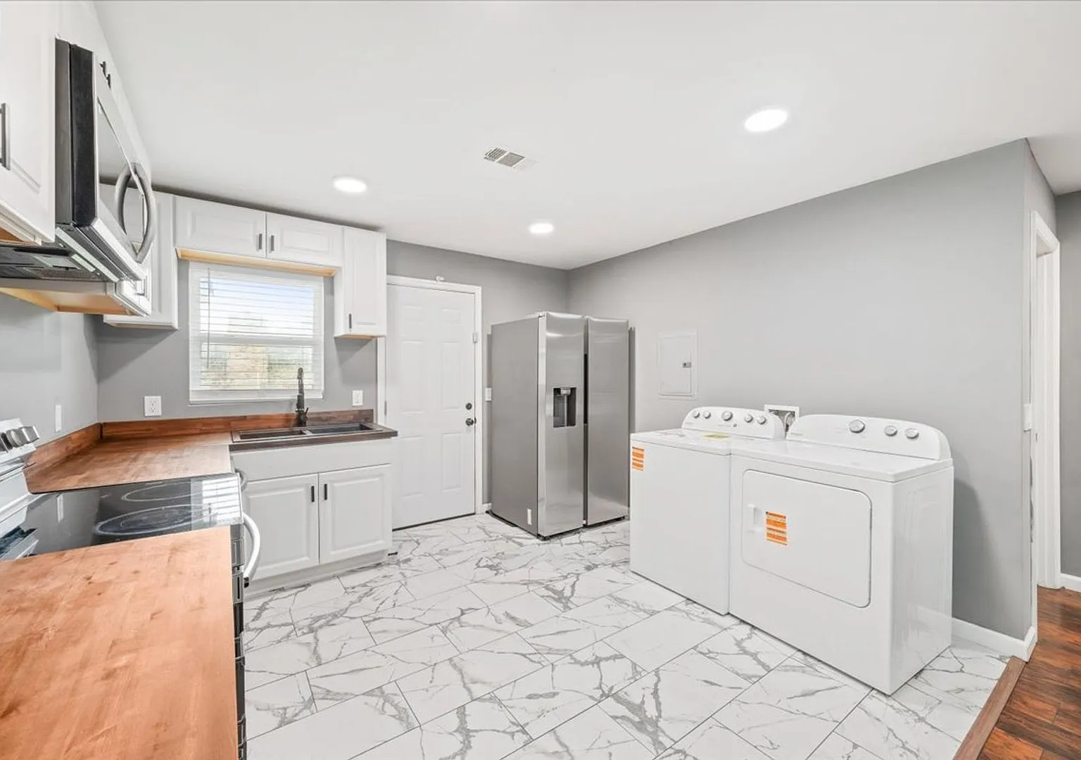 2BR/1BA Home | Bright & Spacious | 5 Mins to Downtown Savannah — Photo 3