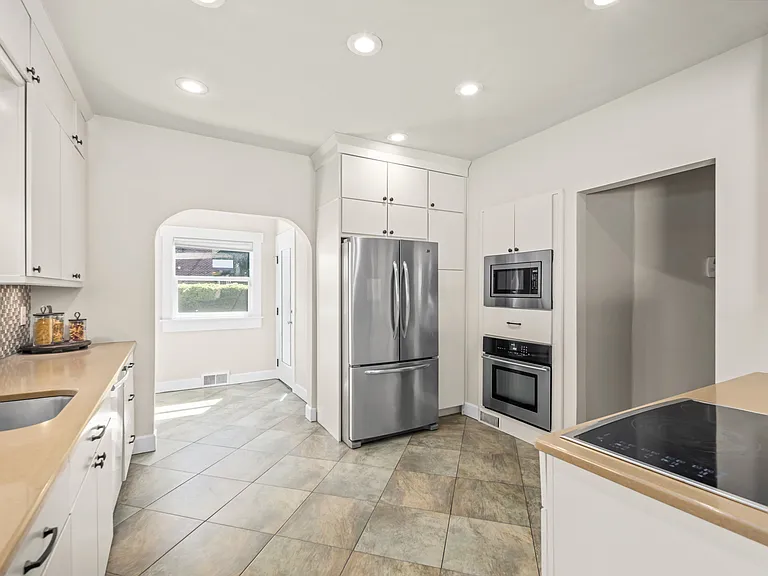 9212 36th Ave SW — Photo 7