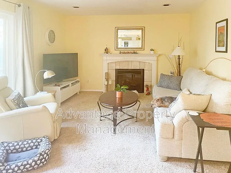 3 bed, 2.5 bath, 2005 sqft, $4,000 — Photo 2