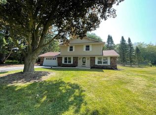 1688 Devonshire Dr, Cedarburg, WI 53012