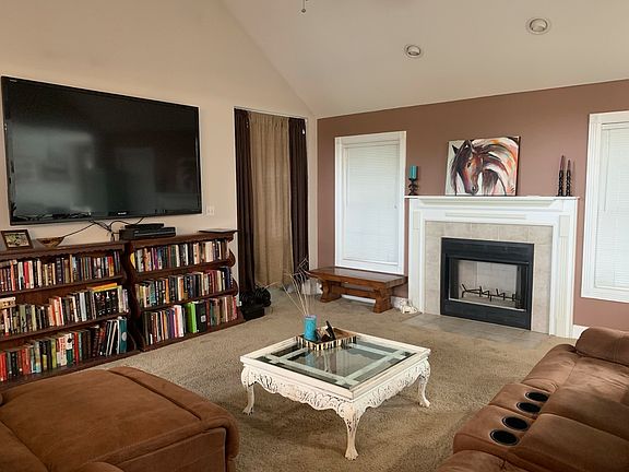 5th image of 305 Carriage Hill Ct