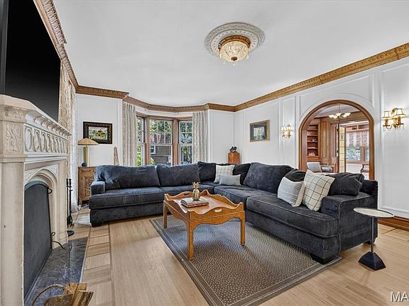4th image of 7186 Delmar Blvd