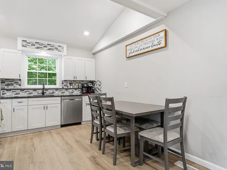 214 Washington St — Photo 14