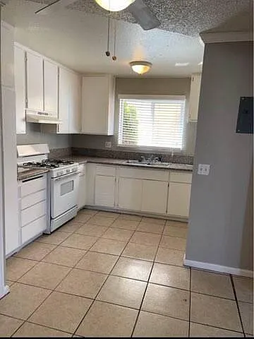 3 bed, 1200 sqft, $2,646 — Photo 2