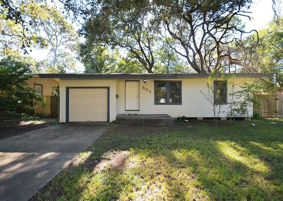 1st image of 606 Yaupon St