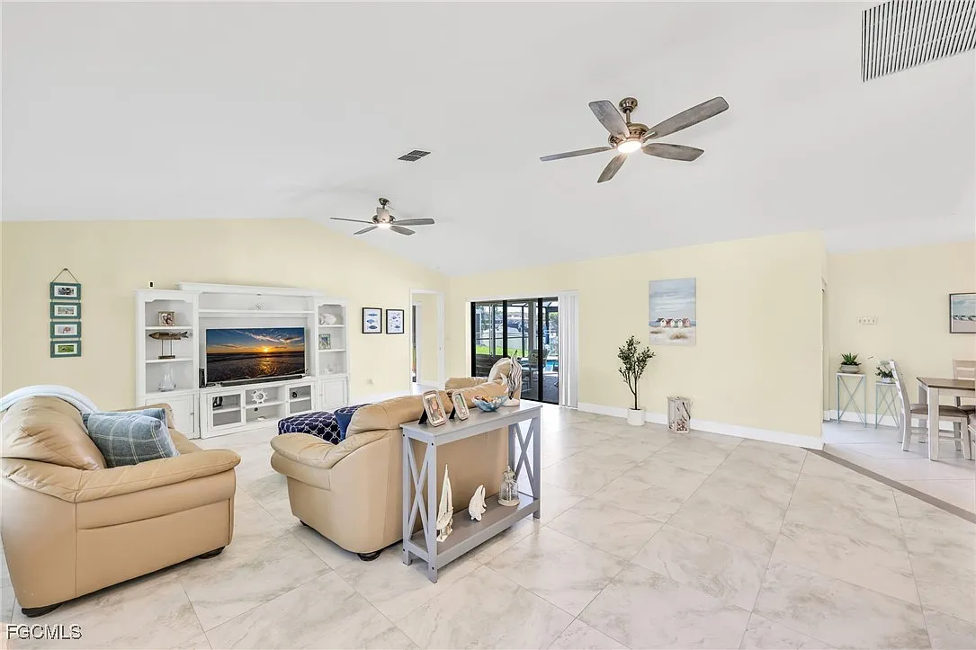 3 bed, 2.0 bath, 1592 sqft, $6,900 — Photo 2