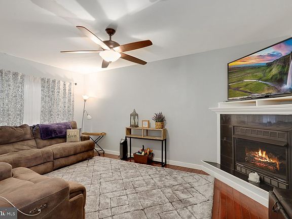 4th image of 713 Arbor Ct