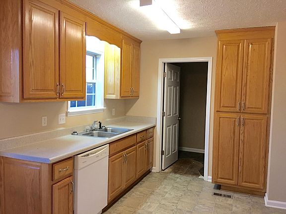 3rd image of 24 Saddleford Dr