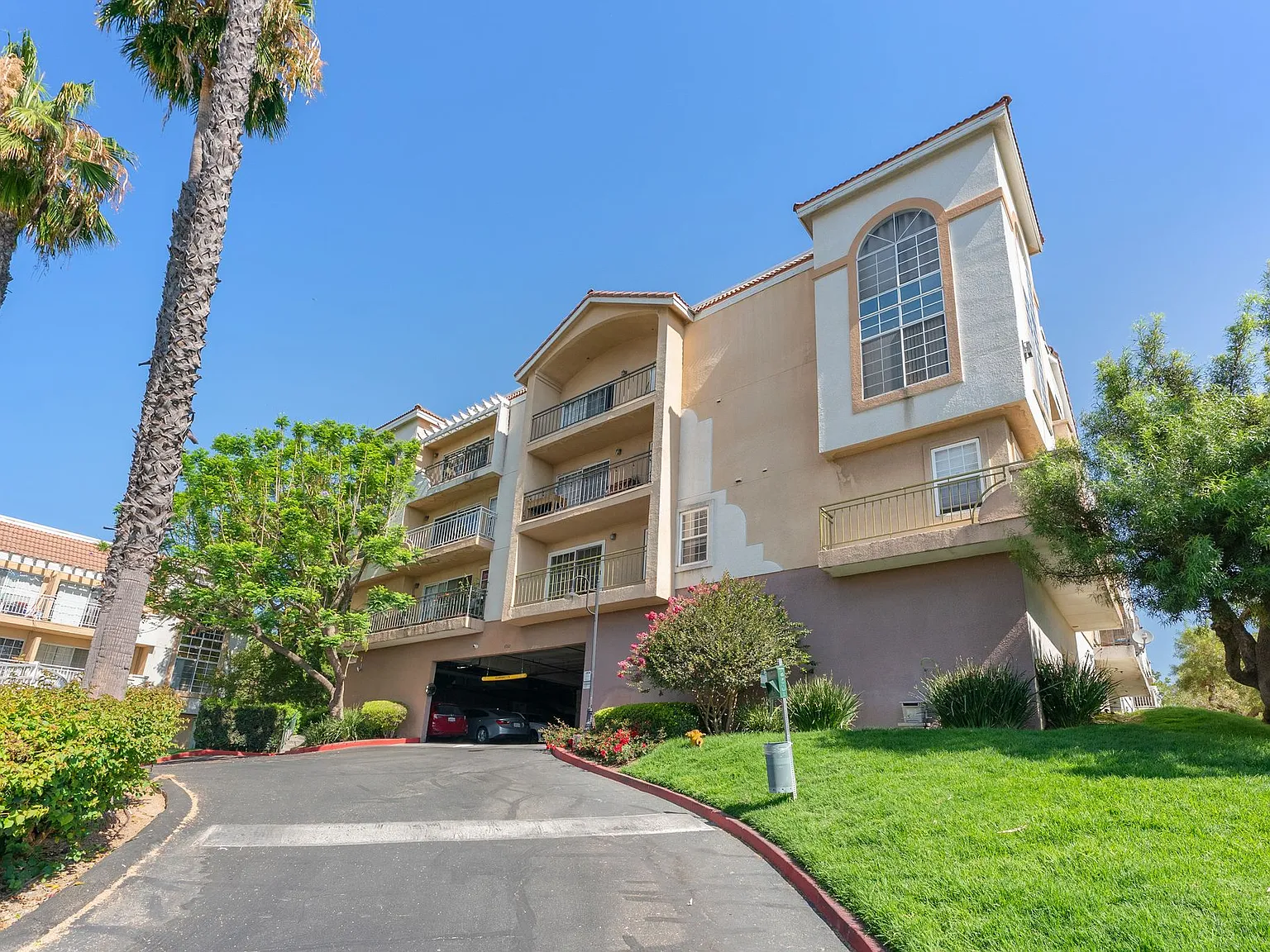 2 bed, 959 sqft, $2,700 — Photo 2