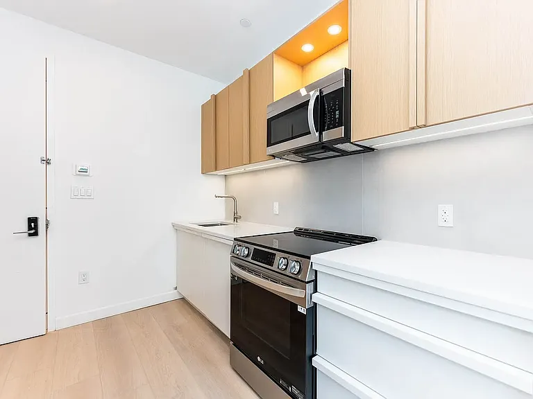 26-04 Jackson Ave #4D — Photo 1