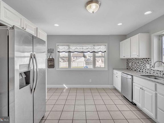 5th image of 1043 Morton Ave