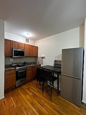 3rd image of 337 E 5th St APT Br