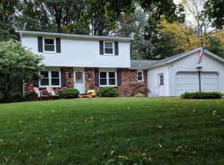27 Brentwood Ln, Fairport, NY 14450