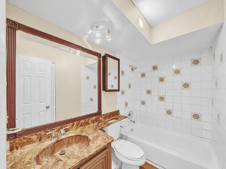 221 NW 43rd Pl — Photo 13