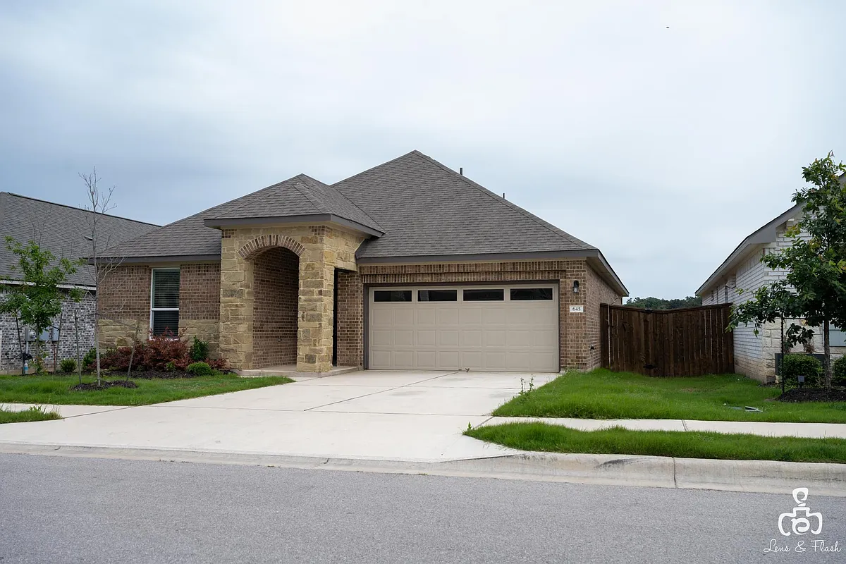 Front - 645 Peace Pipe Way