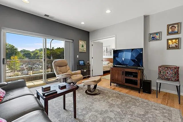 2 bed, 988 sqft, $2,995 — Photo 2
