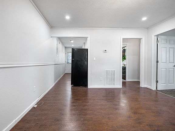 3rd image of 410 W 1st St #B