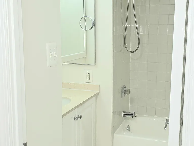 10101 Grosvenor Pl #520 — Photo 32