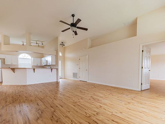 3rd image of 412 Savanna Pointe St