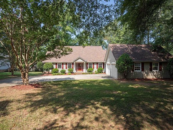 3rd image of 5 Moultrie Dr