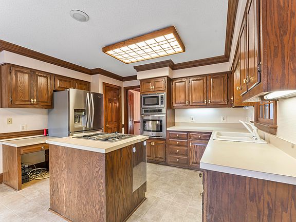 4th image of 909 Willow Run South Dr