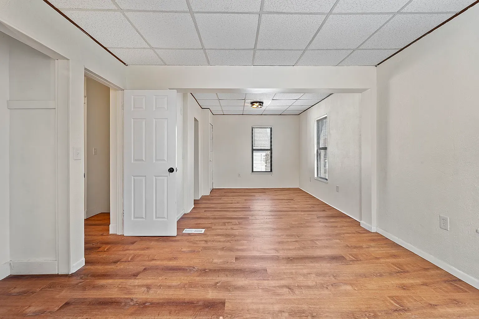 4 bed, 2334 sqft, $2,300 — Photo 2