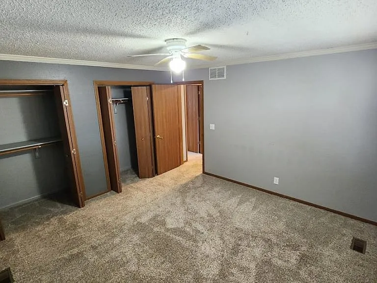 520 Adams Cir #B — Photo 12