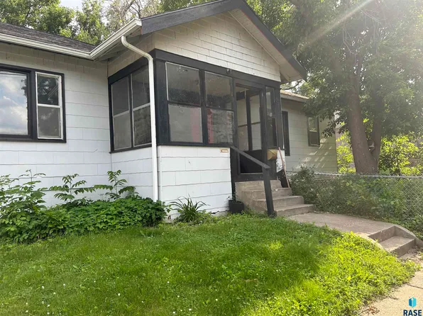 815 W 2nd St, Sioux Falls, SD 57104