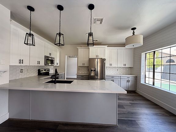Large and Bright Kitchen