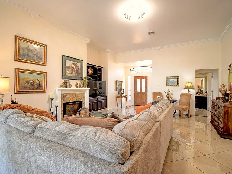719 Oak Hollow Dr — Photo 9