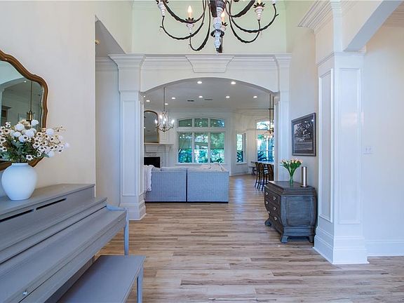3rd image of 112 Oak Manor Ln