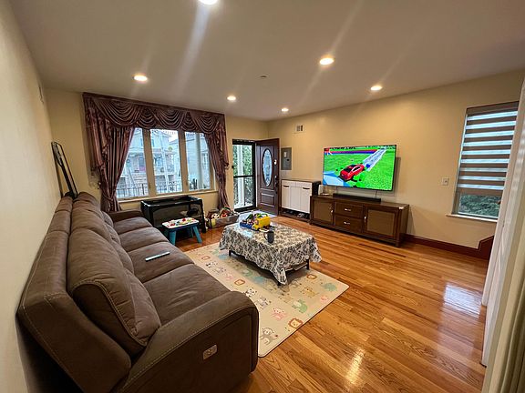 2nd image of 1203 Olympia Blvd